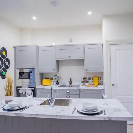 Apartment Bv Classic 3 Bedrooms At Cliff Oak Leeds Perfect For Contractors