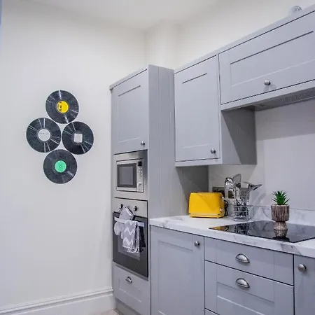 Apartment Bv Classic 3 Bedrooms At Cliff Oak Leeds Perfect For Contractors