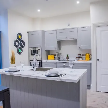 Bv Classic 3 Bedrooms At Cliff Oak Leeds Perfect For Contractors
