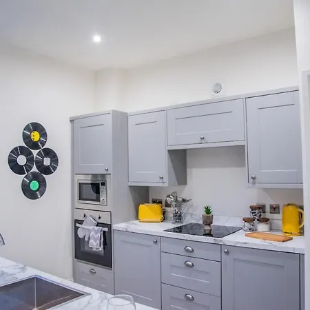 Apartment Bv Classic 3 Bedrooms At Cliff Oak Leeds Perfect For Contractors