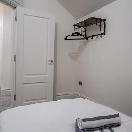Bv Classic 3 Bedrooms At Cliff Oak Leeds Perfect For Contractors Apartment *