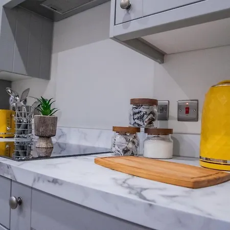 Bv Classic 3 Bedrooms At Cliff Oak Leeds Perfect For Contractors *